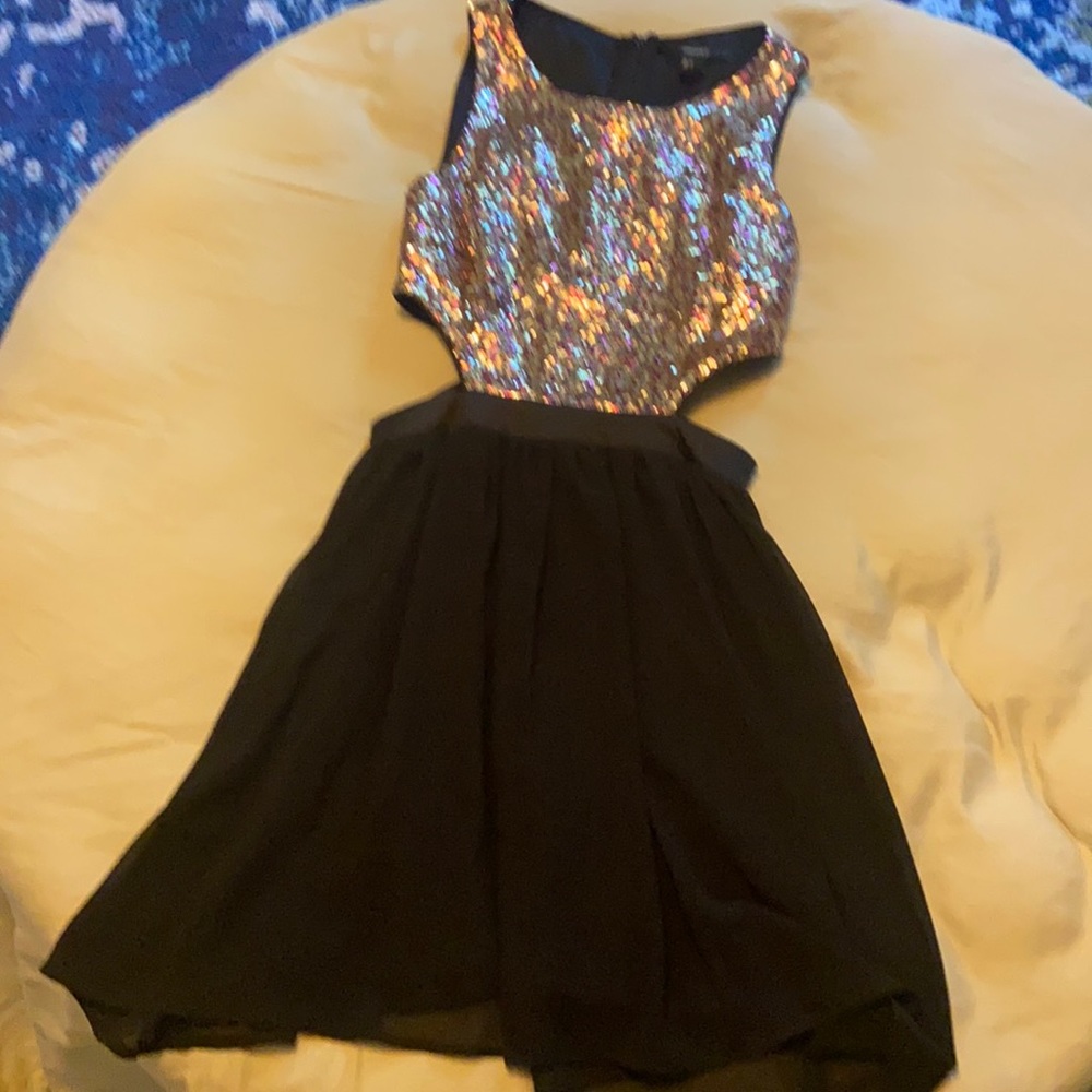 Adorable cut out A-line dress.